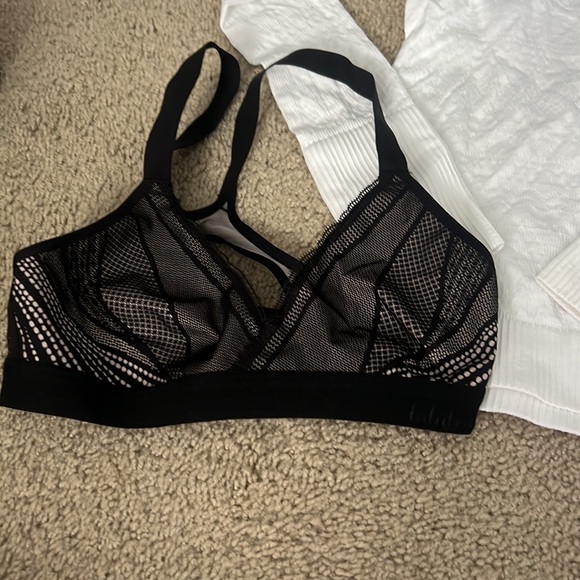 Lululemon discontinued long sleeve shirt with hood, lululemon bra with pattern - Picture 2 of 3